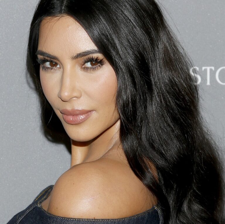 Học Kim Kardashian mẹo tạo kiểu vi vu hè