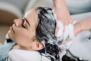 Có rất nhiều mẹo để mái tóc có thể thơm lâu như gội ở salon 