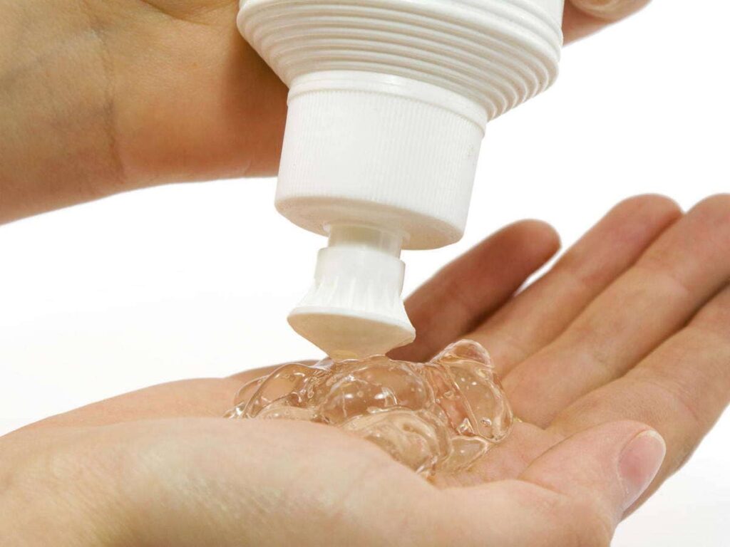 Lấy một lượng gel bóp tóc xoăn vừa đủ