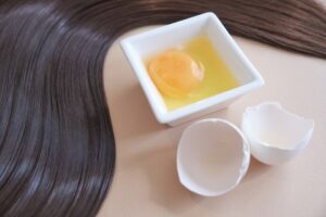 Trong trứng có chứa rất nhiều chất tốt cho mái tóc của bạn