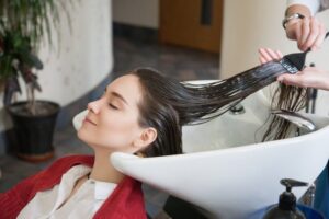 Phục hồi tóc bằng cách ủ tóc là 1 cách rất tốt