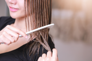 Chải tóc lúc ướt giúp tóc giảm gãy rụng