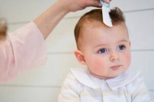 Cắt tóc máu sớm hay muộn đều không quan trọng với bé 