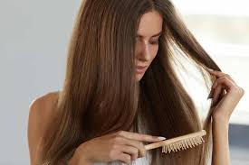Chải tóc đúng cách giúp giảm gãy rụng tóc