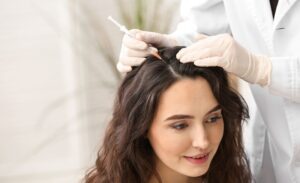 Thực hiện tiêm huyết tương giàu tiểu cầu để chữa rụng tóc