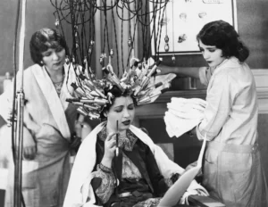 Uốn tóc được ưa chuộng 1909, Charles Nessler đã nộp bằng sáng chế