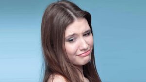 Tình trạng da đầu bị khô, ngứa và bong tróc kéo dài dẫn đến rụng tóc 