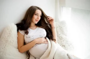 Sự thay đổi hormone dẫn đến rụng tóc nhiều ở nữ giới 