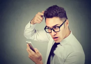 Rụng tóc nhiều ở nam giới dẫn đến hói đầu từng mảng 