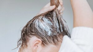 Chăm sóc da đầu bằng dầu gội và xả 