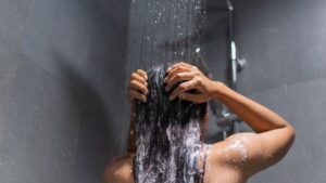 Testosterone kích thích tuyến bã nhờn tăng hoạt động gây ra gàu